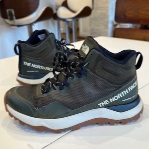 NorthFace Future Light Womens Hiking Shoe. Size 7 1/2. Green.